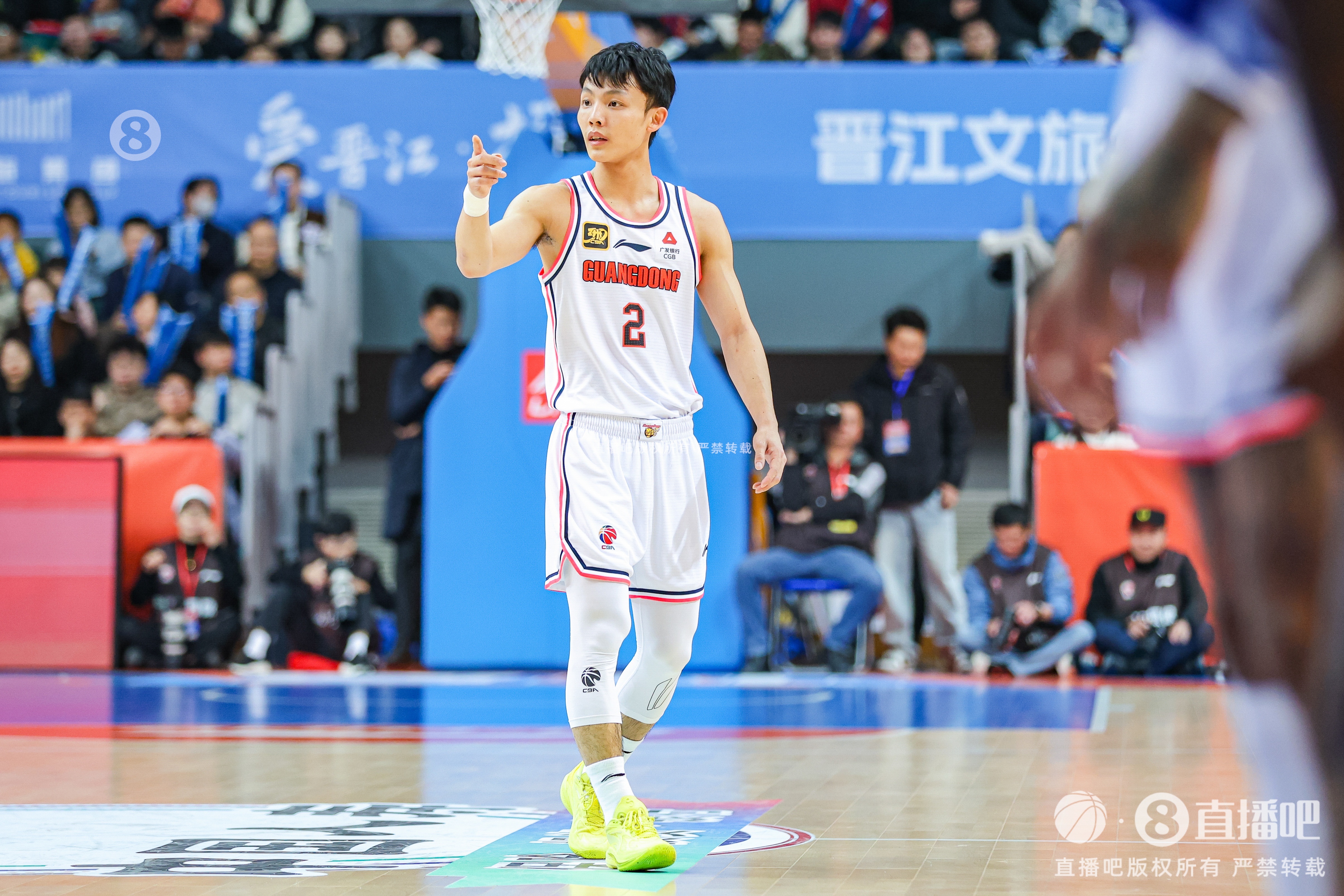 徐中锋稳定发挥!徐杰半场12中4&三分7中2贡献12分2前场板2助2断